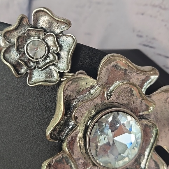 Vintage Chunky Metal Flower Necklace - Picture 2 of 8